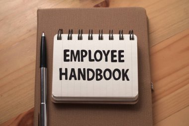 Çalışan El Kitabı, ahşap arka plan, hayat ve iş motivasyon konseptine karşı kitap üzerine yazılmış metin yazıları