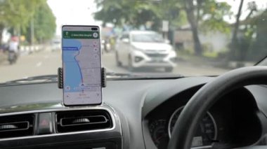 Ocak 2021, Tenggarong Endonezya. Navigasyon güzergahı olarak Google haritaları olan bir araba sürülüyor 