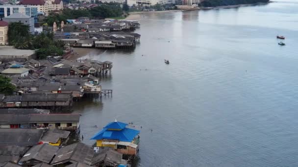 Indonesien, Balikpapan city bay, Januari 2021, utsikt från hotellets balkong, blå hav havsvatten med lugna vågor och molnig himmel horisont synlig i fjärran — Stockvideo