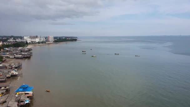 Indonezja, zatoka Balikpapan, styczeń 2021 r., widok z balkonu hotelowego, błękitny ocean woda morska ze spokojnymi falami i zachmurzonym horyzontem nieba widocznym w oddali — Wideo stockowe