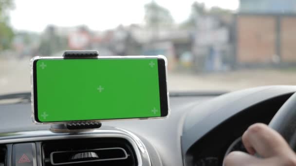 Imagen de cerca del teléfono inteligente en la maqueta del coche, montando un coche con el concepto de navegación del mapa del teléfono inteligente — Vídeo de stock