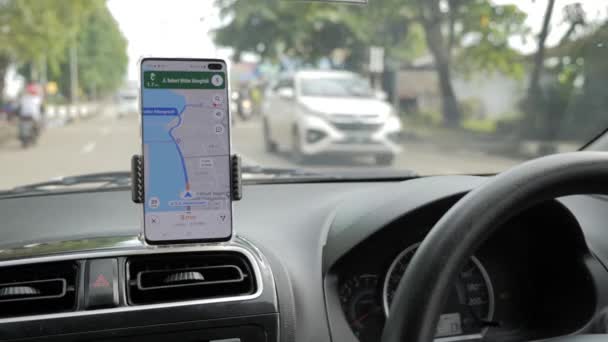 Ocak 2021, Tenggarong Endonezya. Navigasyon güzergahı olarak Google haritaları olan bir araba sürülüyor — Stok video