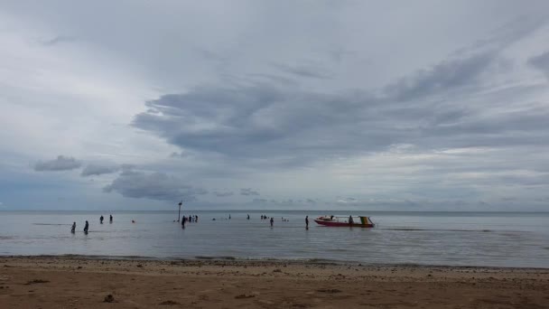 Styczeń 2021, Balikpapan Indonezja, Lamaru plaża, ludzie cieszą się spokojne fale oceaniczne, cel podróży turystycznych — Wideo stockowe