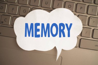 Bellek, metin kelime tipografisi bilgisayar klavyesi, yaşam ve iş motivasyon konseptine karşı yazıldı
