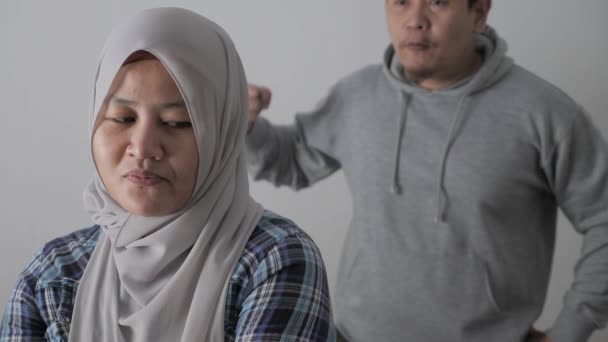 Ασιάτες Μουσουλμάνοι Σύζυγοι Που Τσακώνονται Τσακώνονται Και Αγνοούν Ένας Τον — Αρχείο Βίντεο