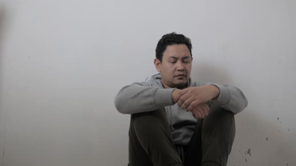 Triste Depressão Ansiedade Asiático Homem Pensando Contemplando Coisa Ruim Aconteceu — Vídeo de Stock