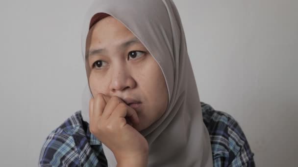 Traurige Depressive Angstzustände Bei Einer Muslimischen Frau Die Darüber Nachdenkt — Stockvideo