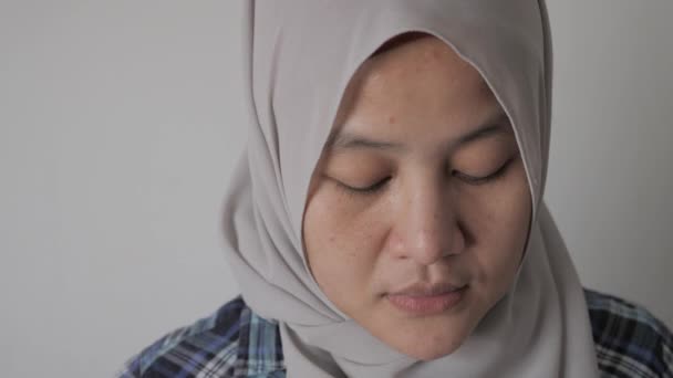 Asiatisk Muslimsk Kvinna Bär Hijab Tittar Kameran Med Neutrala Uttryck — Stockvideo