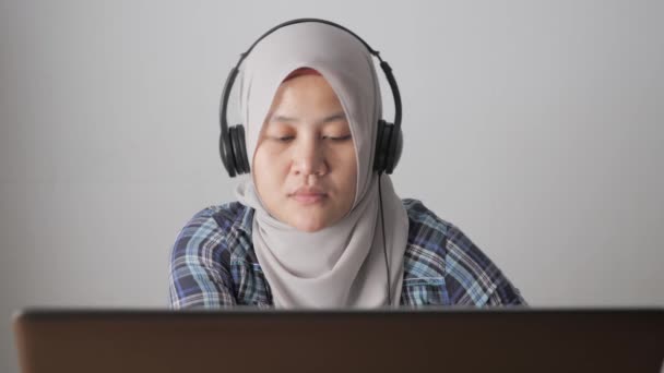 Asian Muslim Woman Having Video Teleconference Her Laptop Home Online — Stock Video