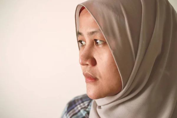 Wanita Muslim Asia Mengenakan Jilbab Melihat Samping Dengan Ekspresi Netral — Stok Foto
