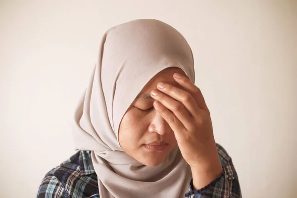 Triste Ansiedad Deprimida Mujer Musulmana Asiática Pensando Que Contemplar Malo —  Fotos de Stock