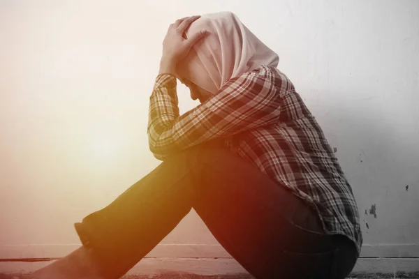 Szomorú Boldogtalan Magányos Depressziós Fiatal Ázsiai Muszlim Guggol Sír Otthon — Stock Fotó