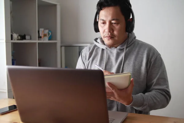 Asian Man Having Video Teleconference His Laptop Home Online Learning — Stock Photo, Image