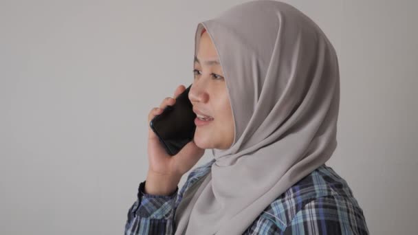 Glückliche Asiatische Muslimin Hijab Telefon Kommunikationskonzept Für Gute Nachrichten Lächelnder — Stockvideo