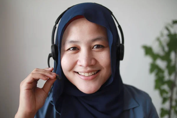 Krásná Asijská Muslimka Používá Sluchátka Mluvící Kamery Pov Vysvětlující Něco — Stock fotografie