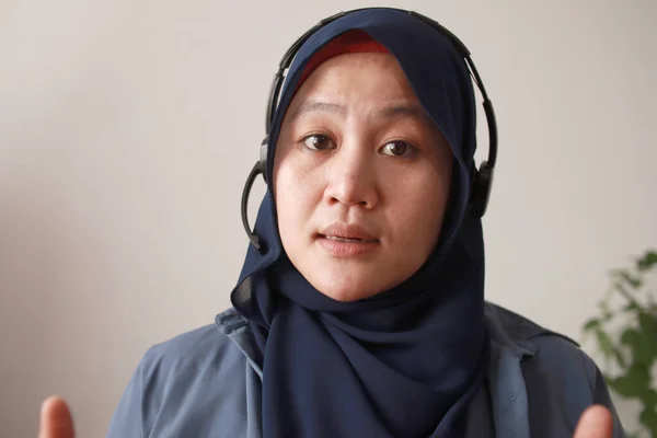 Wanita Muslim Asia Yang Cantik Menggunakan Headphone Berbicara Kepada Kamera — Stok Foto
