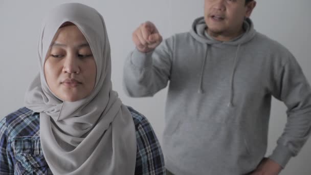Asijské Muslimský Pár Manžel Manželka Having Hádka Hádka Ignorování Sebe — Stock video