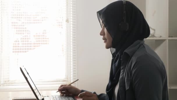 Aziatische Moslim Vrouw Met Video Teleconferentie Haar Laptop Thuis Online — Stockvideo