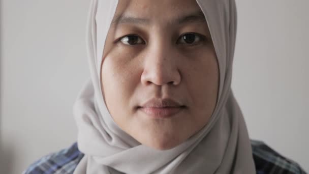 Retrato Feliz Bela Mulher Muçulmana Asiática Vestindo Hijab Olhando Para — Vídeo de Stock