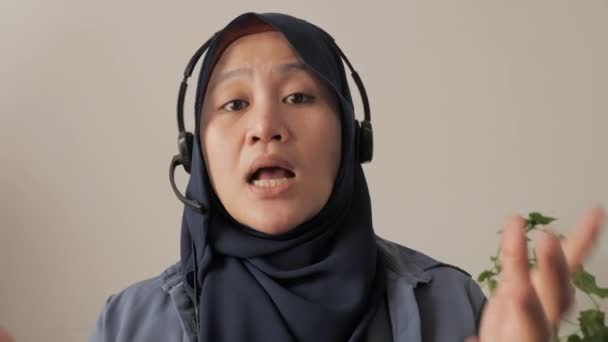 Piękna Azjatycka Muzułmanka Używająca Słuchawek Mówiąca Kamery Pov Wyjaśniająca Coś — Wideo stockowe