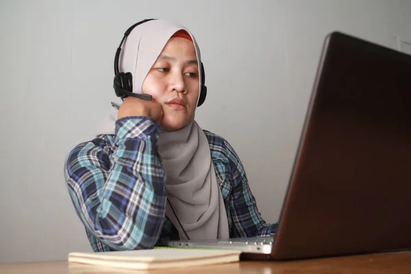 Asiatische Muslimin Mit Videokonferenz Auf Ihrem Laptop Hause Online Lernen — Stockfoto