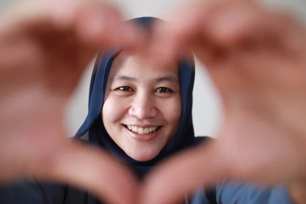 Retrato Feliz Alegre Mulher Muçulmana Asiática Sorrindo Para Câmera Enquadrar — Fotografia de Stock
