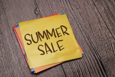 Yaz indirimi, kağıda yazılmış yazı karakteristiği, ahşap arka plan, hayat ve iş motivasyon konseptine karşı.