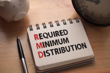 Gerekli Minimum Dağıtım, ahşap arkaplan, yaşam ve iş motivasyon konseptine karşı kitap üzerine yazılmış metin sözcükleri tipografi