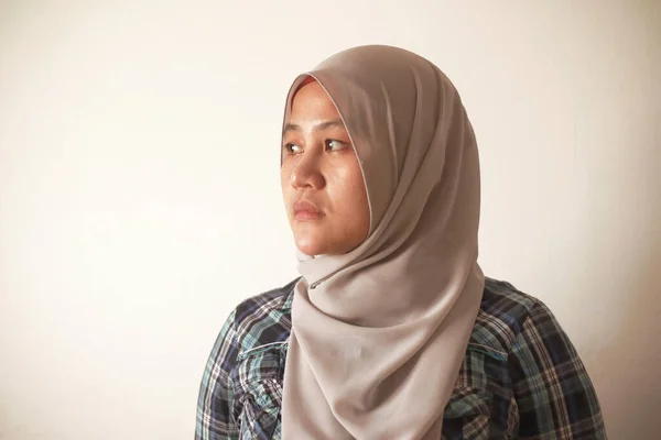 Asiatica Musulmana Donna Indossa Hijab Guardando Lato Con Espressione Neutra — Foto Stock