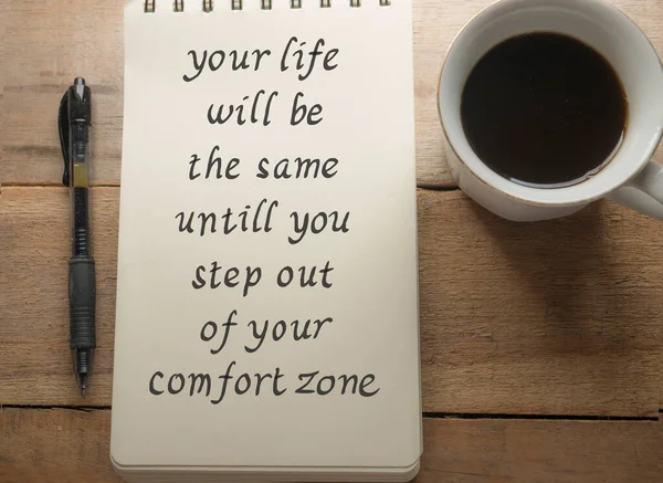 Leave Comfort Zone Tekstwoorden Typografie Geschreven Boek Tegen Houten Achtergrond — Stockfoto