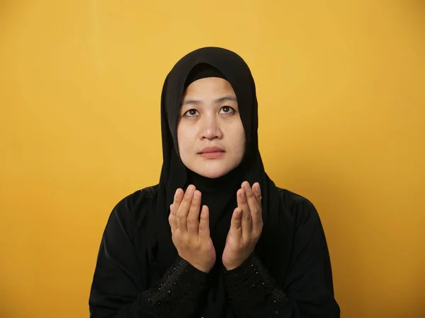 Retrato Masian Muçulmano Mulher Ora Deus Rezando Gesto Mãos Levantadas — Fotografia de Stock