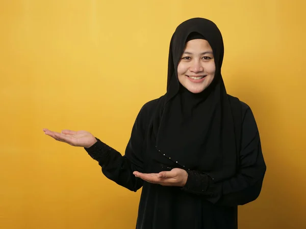 Χαρούμενη Ασιάτισσα Μουσουλμάνα Γυναίκα Χαμογελά Και Δείχνει Παρουσιάζει Κάτι Στο — Φωτογραφία Αρχείου