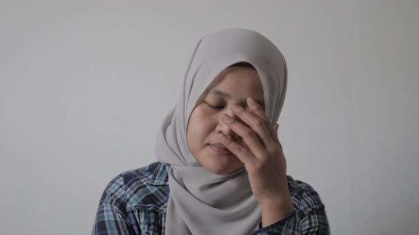 悲しい不安アジア系イスラム教徒の女性は 自分の人生に悪いことが起こったことを考えて 金融や関係の問題の概念を疲れストレス — ストック動画