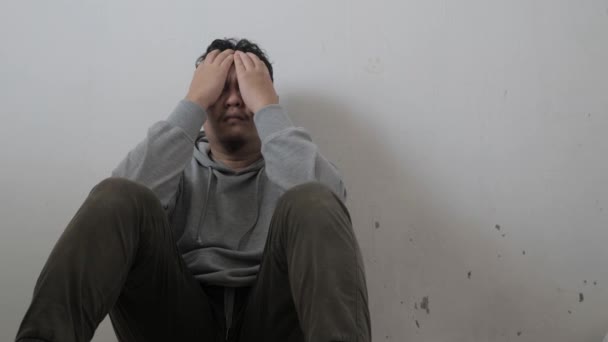 Triste Depressão Ansiedade Asiático Homem Pensando Contemplando Coisa Ruim Aconteceu — Vídeo de Stock