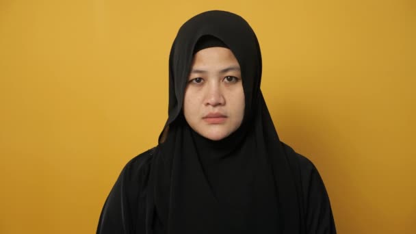 身穿头巾的亚洲穆斯林女士展示了停车标志 禁止在黄色背景下 用手掌手势拒绝做不好的事 — 图库视频影像