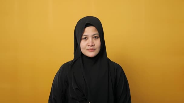 Retrato Mujer Musulmana Asiática Usando Hijab Muestra Fuerte Gesto Poder — Vídeo de stock
