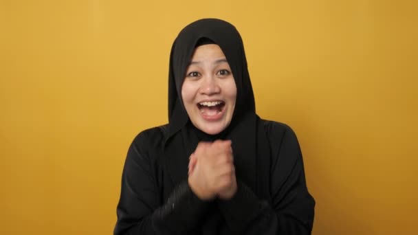 成功的画像漂亮的穆斯林女商人头戴头巾尖叫着 表现出战胜黄色背景的胜利姿态 — 图库视频影像