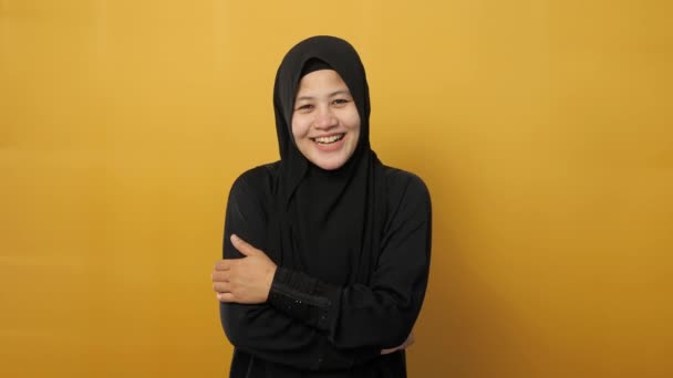 Портрет Мусульманки Носящей Хиджаб Смеющейся Увидеть Смешное Счастливое Веселое Выражение — стоковое видео