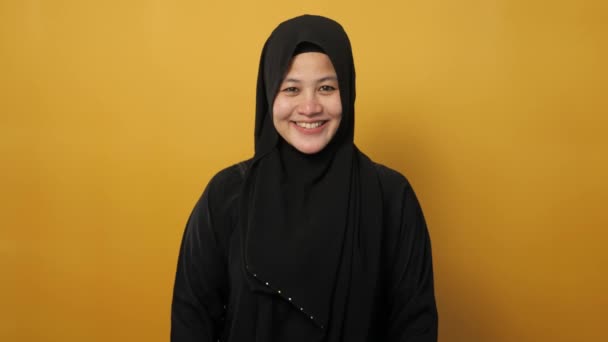 Feliz Mujer Musulmana Asiática Usando Hijab Feliz Gesto Orgulloso Aplaudiendo — Vídeos de Stock