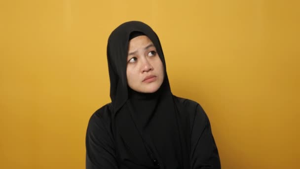 Portrét Asijské Muslimky Nosící Hidžáb Dobrým Nápadem Ukazující Prstem Nahoru — Stock video