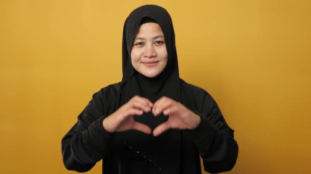 Портрет Азиатской Мусульманки Улыбающейся Камеру Делающей Жест Любви Жеста Сердца — стоковое видео