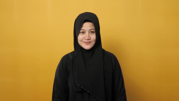 Retrato Jovem Asiático Muçulmano Senhora Vestindo Hijab Mostra Polegares Para — Vídeo de Stock