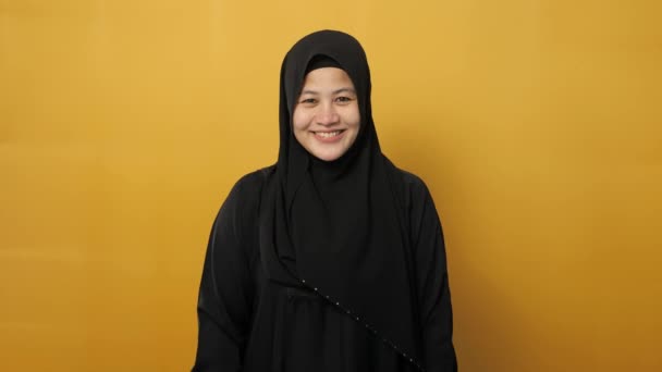 Retrato Mulher Muçulmana Vestindo Hijab Olhando Para Câmera Sorrindo Acenando — Vídeo de Stock