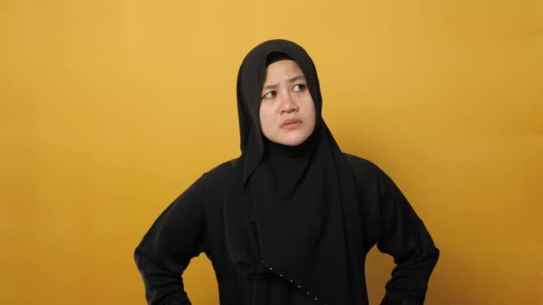 Mulher Muçulmana Asiática Vestindo Hijab Mostra Pensamento Contemplando Expressão Procurando — Vídeo de Stock