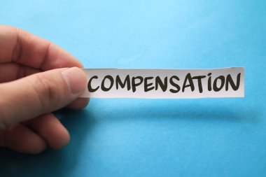 Tazminat, metin kelime tipografisi mavi arka plan, yaşam ve iş motivasyon kavramına karşı kağıda yazıldı