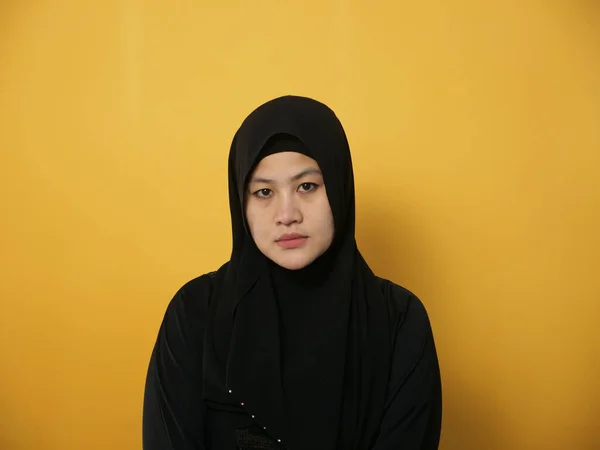 Asiatisk Muslimsk Kvinna Bär Hijab Tittar Kameran Med Neutrala Uttryck — Stockfoto
