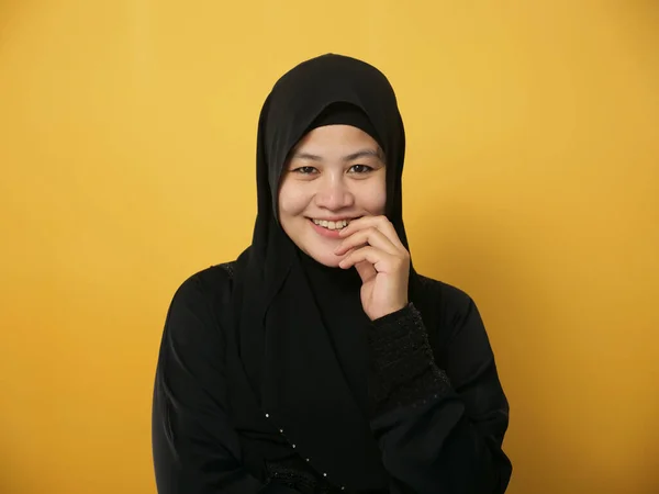 Portret Pięknej Muzułmanki Azjatyckiej Hidżabie Uśmiechniętej Aparatu Żółtym Tle — Zdjęcie stockowe