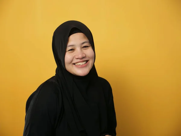Portret Szczęśliwej Młodej Muzułmanki Azjatyckiej Hidżabie Uśmiechniętej Pozującej Aparatu Fotograficznego — Zdjęcie stockowe