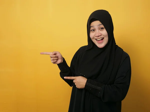 Glad Asiatisk Muslimsk Kvinna Ler Och Pekar Att Presentera Något — Stockfoto