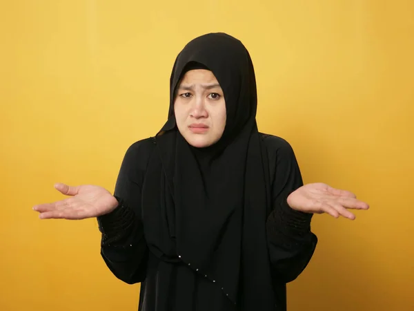 Πορτρέτο Της Ασιάτισσας Μουσουλμάνα Επιχειρηματίας Φορώντας Μαντίλα Δείχνει Άρνηση Χειρονομία — Φωτογραφία Αρχείου